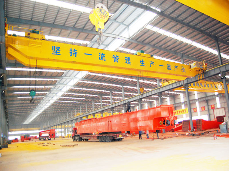 Overhead crane with electric hoist