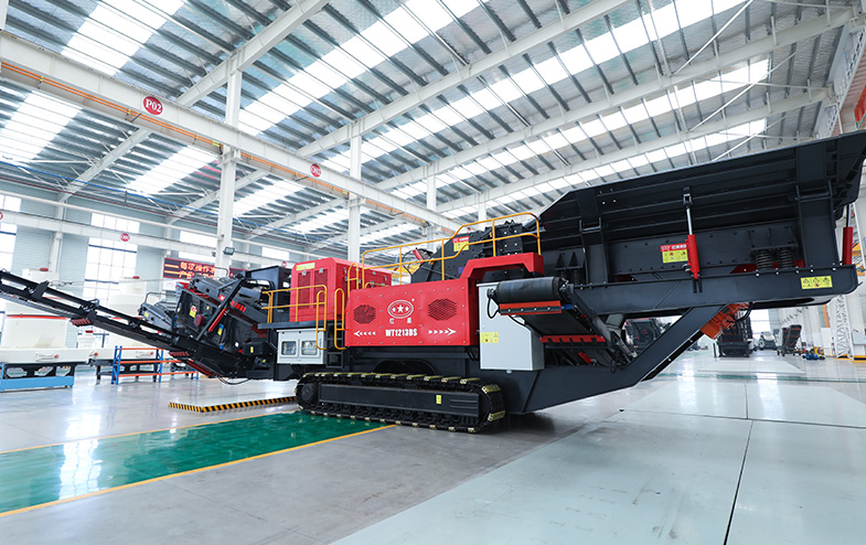 Crawler type mobile crushing and screening station
